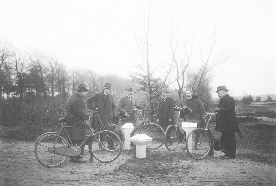 Some ANWB gentlemen evaluating Leliman's prototypes